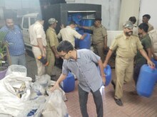 Deoghar: अवैध शराब फैक्ट्री का भंडाफोड़, बिहार में की जा रही थी तस्करी