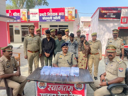 सीओ रुदौली के साथ पकड़े गए चोर