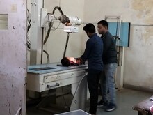जिला अस्पताल में 17 साल पुरानी एक्स रे मशीन से किए जा रहा एक्स-रे 