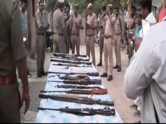 यूपी के कौशांबी में पुलिस द्वारा बरामद किये गए हथियार