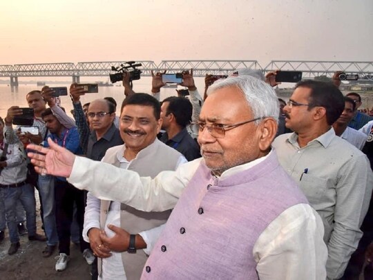 हरिद्वार के हर की पौड़ी का निरीक्षण करते नीतीश कुमार (फाइल फोटो)