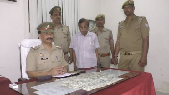 जीआरपी के गिरफ्त में अभियुक्त और विदेशी करेंसी