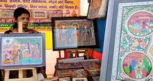 Madhubani News : मिथिला पेंटिंग सीख बन सकते हैं पेशेवर पेंटर, शौक के साथ इनकम का भी है जरिया