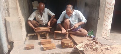 इत्रदान बनाते कारीगर