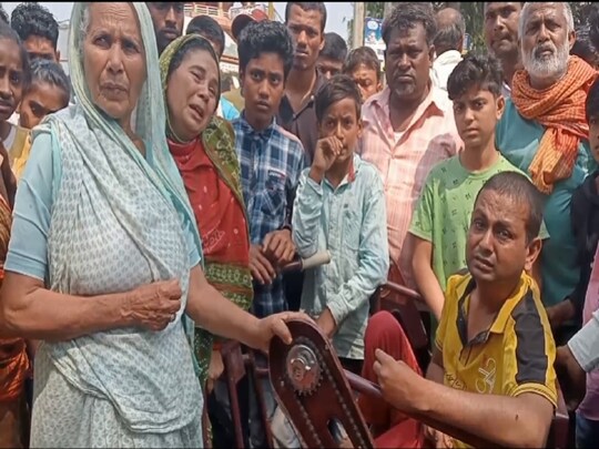 बिहार के समस्तीपुर में हुई हत्या की घटना के बाद जमा भीड़