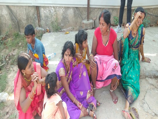 बिहार के अरवल में हुए सड़क हादसे के बाद रोता-बिलखता मृतक का परिवार
