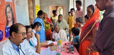 पूर्णिया में असमर्थ लोगों के बीच पहुंची डॉक्टरों की टीम, 140 मरीजों का हुआ मुफ्त इलाज 