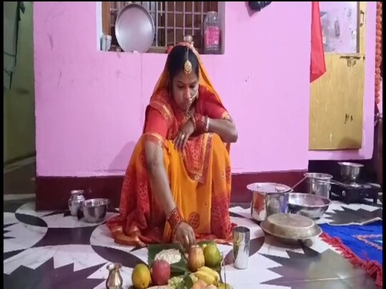 पूजा के लिए थाली तैयार करती व्रती.