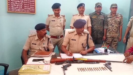मुंगेर पुलिस ने फरार आरोपी को गिरफ्तार कर हथियार और कारतूस किया बरामद 