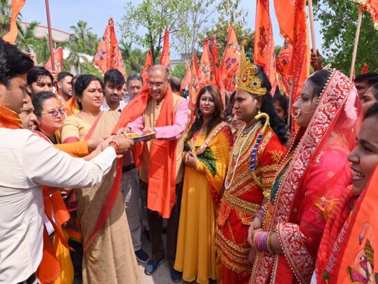 रामायण कॉन्क्लेव की शुरुआत करते मुख्य अतिथि.