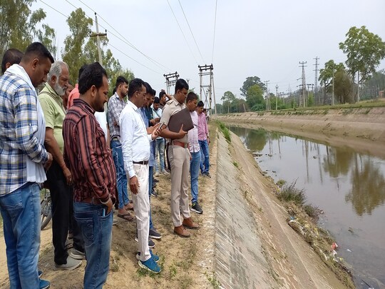 नहर किनारे मिली शव के बाद मामले की पड़ताल के लिये पहुंची पुलिस