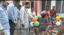 Good News: CM योगी के मंत्री ने दिव्यांगों में बांटा मोटराइज्ड ट्राई साइकिल, बच्चों को दी किताबें