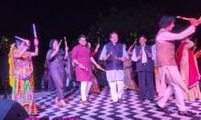 Agra News: नवरात्रि रास गरबा नाइट में झूमे आगरा सांसद और कमिश्नर, जोनल पार्क चौपाटी के लोग हुए दीवाने