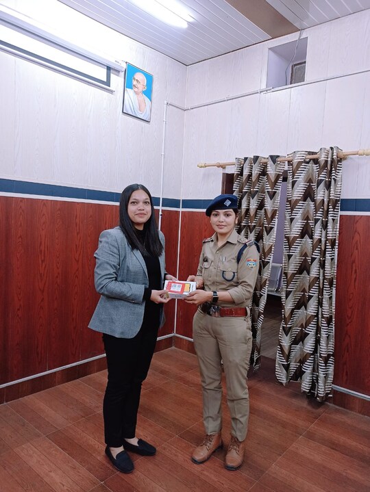 हर महिला हेल्प डेस्क को स्मार्टफोन दिए गए हैं.