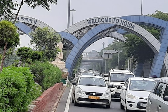 नोएडा गेट (फ़ोटो आदित्य कुमार)