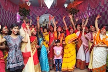 Navratri 2023: बोकारो में सिंदूर खेला के साथ मां दुर्गा को दी गई विदाई, जानें मान्यता, देखें Video
