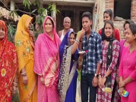 बिहार के दरभंगा जिला के रहने वाले अभिषेक ने मैट्रिक की परीक्षा में पांचवा रैंक हासिल किया है