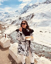  मजे की बात है कि सारा अली खान पहाड़ों के बीच पराठे खाती और कॉफी पीने का लुत्फ उठाती नजर आ रही हैं. सारा के इस अंदाज पर फैंस जमकर प्रतिक्रिया दे रहे हैं, कोई तो मना करते हुए सलाह दे रहा है कि ‘मैम आपकी सेहत के लिए ये अच्छा नहीं है’. (फोटो साभार: saraalikhan95/Instagram)