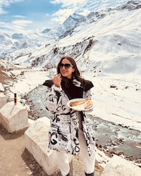 मजे की बात है कि सारा अली खान पहाड़ों के बीच पराठे खाती और कॉफी पीने का लुत्फ उठाती नजर आ रही हैं. सारा के इस अंदाज पर फैंस जमकर प्रतिक्रिया दे रहे हैं, कोई तो मना करते हुए सलाह दे रहा है कि ‘मैम आपकी सेहत के लिए ये अच्छा नहीं है’. (फोटो साभार: saraalikhan95/Instagram)