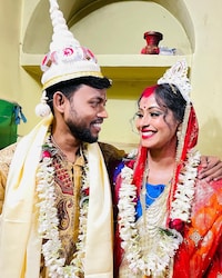  सोशल मीडिया पे शेयर की गई तस्वीर मे मनोज दे बंगाली विवाहिक परिवेश में दिखाई दे रहे हैं. जिसमें उन्होंने अपने सर पे मुकुट डाल रखा है. वहीं ज्योति ने भी पारंपरिक साड़ी पहनी है. ज्योति की मांग में सिंदूर दिख रही है.