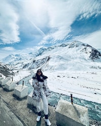 सारा अली खान ब्लैक टर्टलनेक स्वेटर और व्हाइट जॉगर्स पहने हिमाचल के पहाड़ी इलाके में घूम रही हैं. मोनोक्रोम लॉन्ग जैकेट पहने स्पिति वैली से अपने लुक ही नहीं बल्कि शायरी से भी फैंस को खुश कर दिया. (फोटो साभार: saraalikhan95/Instagram)