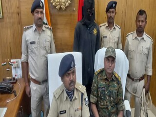 गिरफ्तार नक्सली डोमन कोड़ा की गिरफ्तारी के बारे में जानकारी देते एसपी