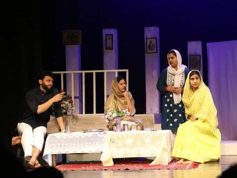 उर्दू नाटक 'आज़र का ख़्वाब' का एक दृश्य.