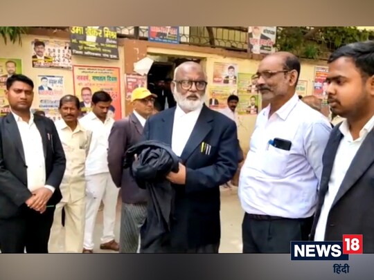 उम्र कैद की सजा पाने वाले अतीक अहमद के वकील खान सौलत हनीफ को एक और बड़ा झटका लगा है. 