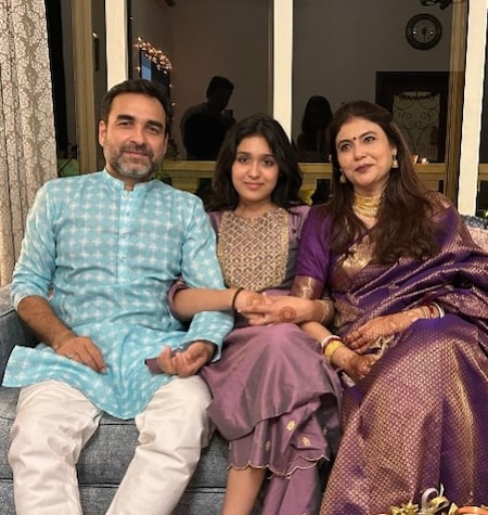 Mirzapur kaleen Bhaiya aka Pankaj Tripathi Daughter Aashi looks very  beautiful simple and cute will forget big heroine to see her photos - सिंपल  लेकिन खूबसूरत हैं 'कालीन भैया' पंकज त्रिपाठी की