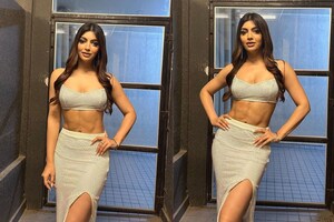 आकांक्षा पुरी ने उड़ाए फैंस के होश, थाई हाई स्लिट ड्रेस में दिखाए Abs, लोगों ने किए ऐसे-ऐसे कमेंट्स