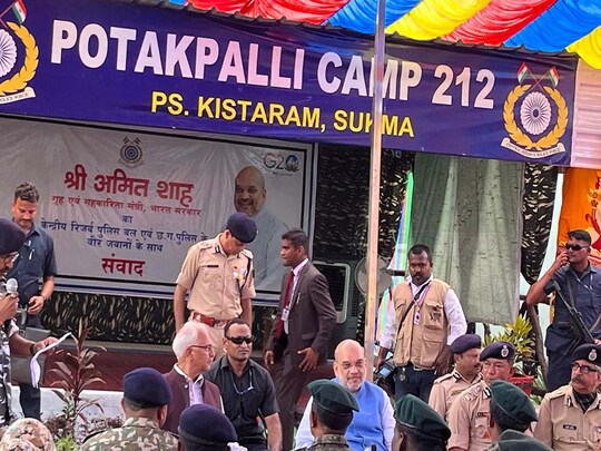 गृहमंत्री अमित शाह बस्तर रीजन के सुकमा जिले में नक्सल प्रभावित पोटकपल्ली सुरक्षा कैंप पर पहुंचे. (News 18)