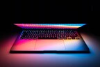 क्या है OLED स्क्रीन, जिसके साथ ऐपल अगले साल लॉन्च करेगा मैकबुक, आम स्क्रीन से कैसे अलग?