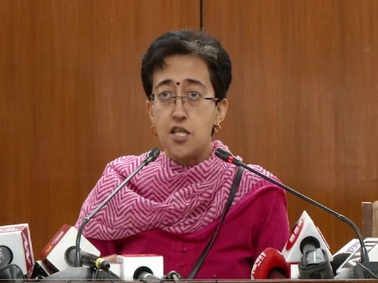 दिल्ली की बिजली मंत्री आतिशी मार्लेना ने आरोप लगाया कि फ्री बिजली खत्म के लिए LG साजिश रच रहे. (twitter.com/AamAadmiParty)