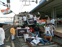 राहुल गांधी की संसद सदस्यता खत्म : यूथ कांग्रेस कार्यकर्ताओं ने रोकी ट्रेन