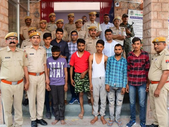 बाड़मेर पुलिस ने सुने मकानों और बंद दुकानों में घुसकर चोरी करने वाले गिरोह के छह आरोपियों को गिरफ्तार किया है.