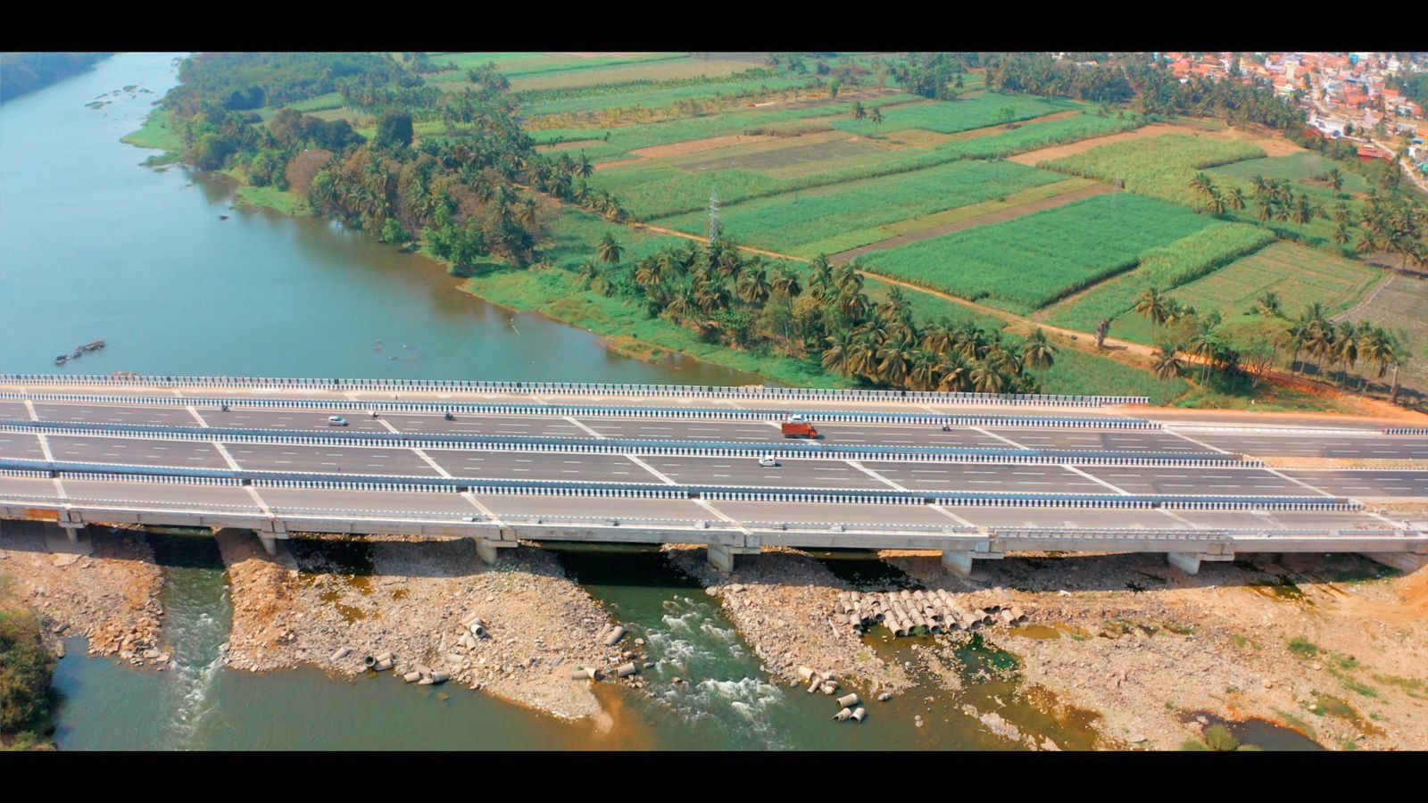  बेंगलुरु-मैसूर एक्सप्रेसवे में 8 किलोमीटर लंबे एलिवेटेड कॉरिडोर, नौ बड़े पुल, 42 छोटे पुल, 64 अंडरपास, 11 ओवरपास, चार रोड-ओवर-ब्रिज (आरओबी) और पांच बाईपास शामिल हैं. इस एक्सप्रेसवे में बिदादी (7 किमी.), रामनगर और चन्नापटना (22 किमी.), मद्दुर (7 किमी.), मांड्या (10 किमी.) और श्रीरंगपटना (7 किमी.) जैसे छह बाईपास शामिल हैं.