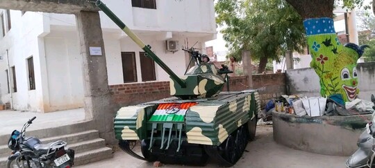 भिंड नगर पालिका में कबाड़ से बनाया गया टैंक. 