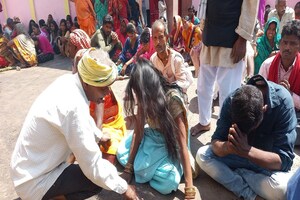 PHOTOS: कोई हिलाती है सिर तो कोई पटकता है माथा, बिहार के इस जिले में लगता है 'भूतों का मेला'!