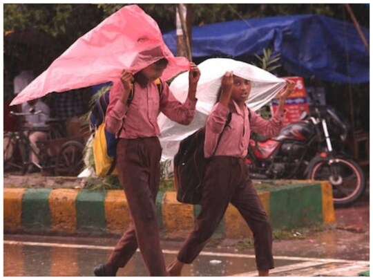 Bihar Weather Update: पूर्णिया समेत बिहार के कई जिलों में अगले तीन दिन तक बारिश की संभावना है. 