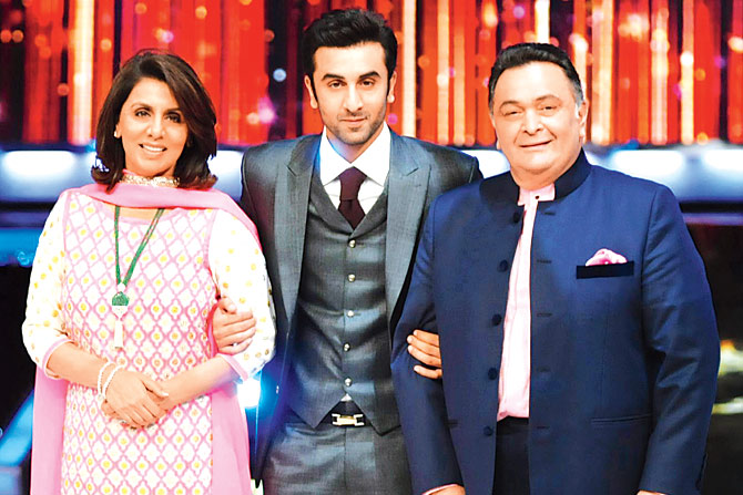 28 सितंबर 1982 को जन्मे रणबीर कपूर (Ranbir kapoor) आज बॉलीवुड के स्टार किड्स है. उन्होंने भी अपने सुपरस्टार पिता ऋषि कपूर और मां नीतू कपूर की तरह अपना स्टारडम बनाए रखा है. रणबीर कपूर ने साल 2007 में फिल्म सांवरिया से बॉलीवुड में डेब्यू किया था. फिल्म भले ही कुछ खास कमाई नहीं कर सकी मगर रणबीर के अभिनय की खूब तारीफ हुई. आज के समय में रणबीर कपूर कई हिट फिल्में दे चुके हैं. राजनीति, रॉक स्टार, बर्फी, रॉकेट सिंह और संजू जैसी हिट फिल्में दे चुके रणबीर आज के समय में एक फिल्म के लिए करीब 50 करोड़ रुपए लेते हैं.