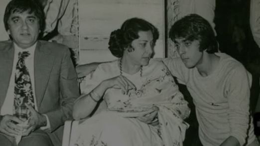 29 जुलाई 1959 को सुनील दत्त और नरगिस के घर में जन्मे संजू बाबा यानी संजय दत्त ने अपनी एक्टिंग से पूरी दुनिया का दिल जीता है. बता दें कि संजय दत्त ने 1981 में रिलीज हुई 'रॉकी' से बतौर लीड एक्टर अपना डेब्यू किया था. 63 साल के हो चुके संजय 43 साल से फिल्मों काम कर रहे हैं. वह भी अपने मां-पिता के स्टारडम को बनाए रखने में कामयाब रहे. संजय 4 दशकों में बॉलीवुड को एक से बढ़ कर एक सुपरहिट फिल्में दी है. मीडिया रिपोर्ट्स की मानें तो वो अभी भी एक फिल्म के लिए करोड़ों फीस चार्ज करते हैं. वह अभी भी 8 -10 करोड़ रुपए फीस चार्ज करते हैं.