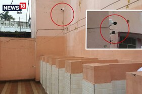 कॉलेज ने जब जेंट्स टॉयलेट में ही लगवा द‍िया CCTV, वजह जानकर आप भी कहेंगे...