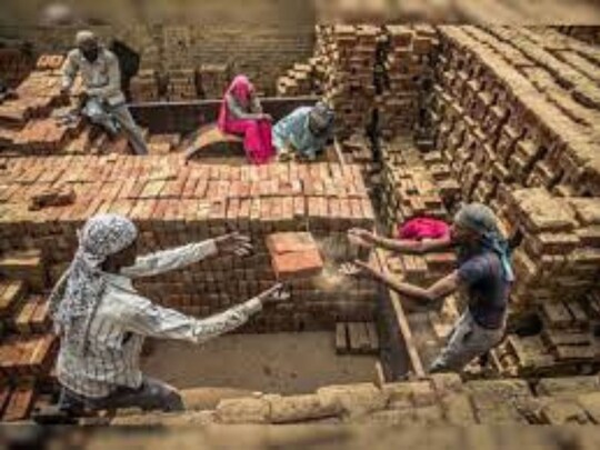 Bhopal News: केंद्र सरकार ने मनरेगा के तहत मजदूरी दरों में सात से लेकर छब्बीस रुपये तक का इजाफा किया है. एमपी में सबसे कम मजदूरी दी जा रही है. (File Photo-News18)