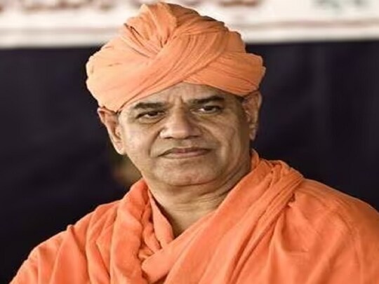 श्रवणबेलगोला जैन मठ के जगद्गुरु भट्टारक चारुकीर्ति स्वामीजी का आज निधन हो गया. (Photo-
NEWS18 KANNADA)