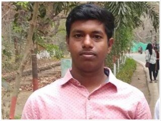 सारण का जिला टॉपर बनकर आदर्श ने जिले का बढ़ाया मान