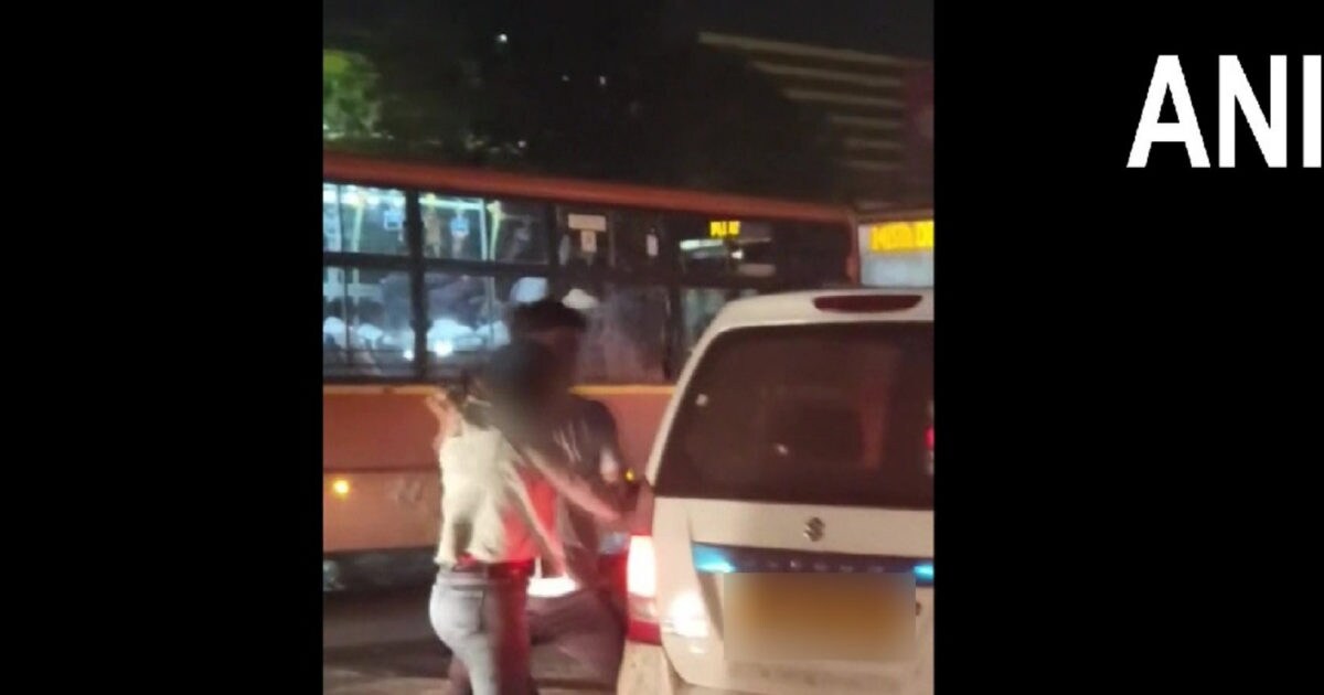 दिल्लीः शख्स ने बीच सड़क महिला को पीटा…फिर जबरन कार में बैठाया, वीडियो हुआ वायरल तो जांच में जुटी पुलिस