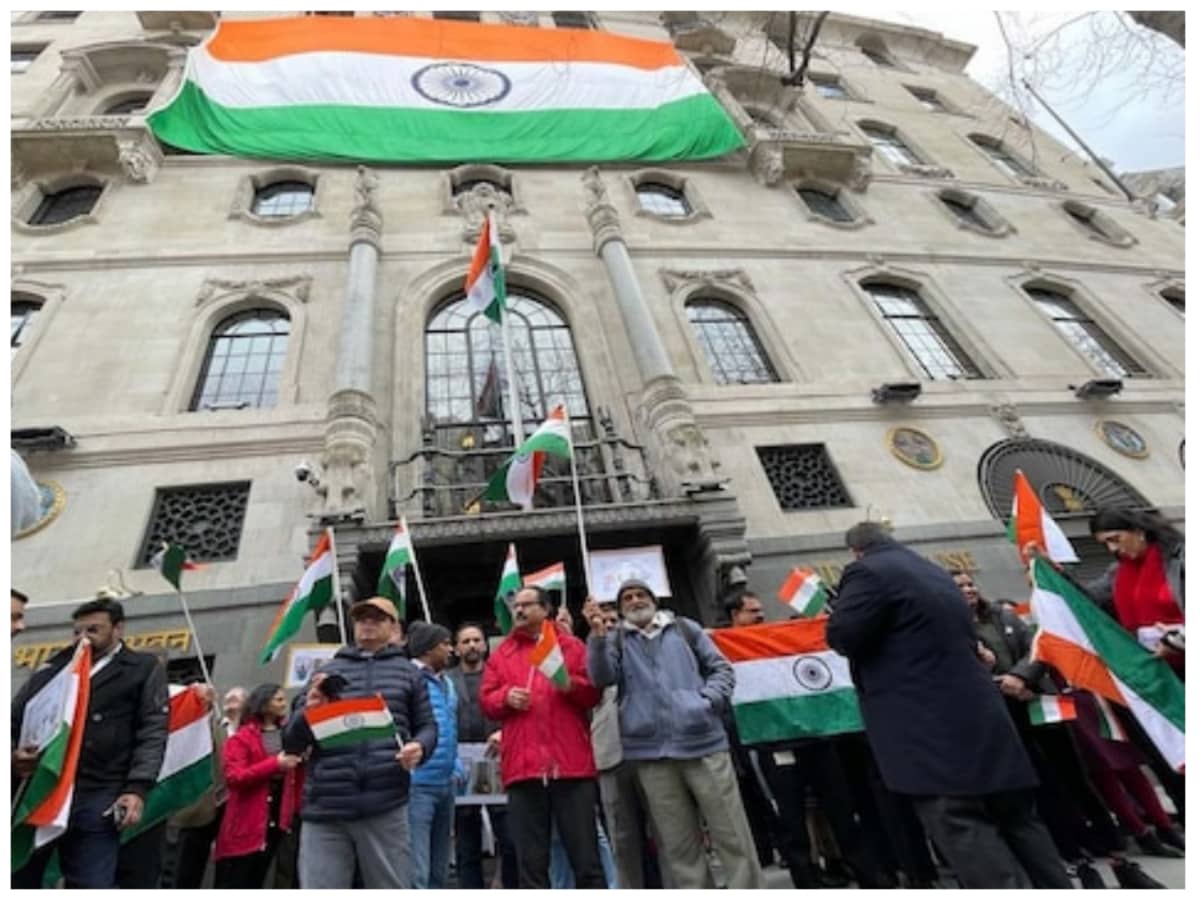 National Flag Code, Tricolor Insulted, Punishment on Tricolor Insult, National Flag Rules, Britain, America, US, Khalistan, Khalistan Supporters insulted Tricolor, ब्रिटेन में खालिस्‍तानियों ने तिरंगे का अपमान किया, नेशनल फ्लैग कोड क्‍या है, तिरंगे के अपमान पर कितने साल की सजा होती है, जेल की सजा, ब्रिटेन, अमेरिका, खालिस्‍तानी, खालिस्‍तान समर्थक 
