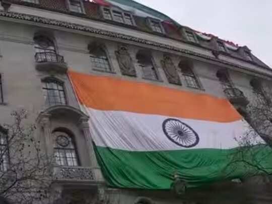 अमृतपाल सिंह पर भारत के ऑपरेशन के विरोध में रविवार को खालिस्तान समर्थकों द्वारा राष्ट्रीय ध्वज को नीचे खींचे जाने के बाद, उच्चायोग भवन पर एक बड़ा झंडा लगाया गया. (एपी)