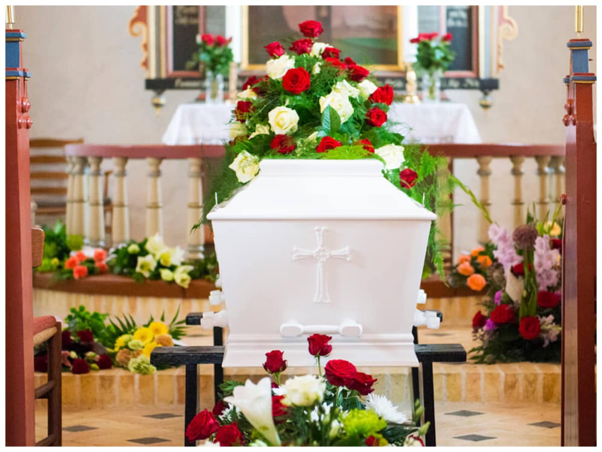 Last Rites of Priest, Christianity, Christians, Cremation of Pastor Alengaden, Indore Pastor Cremation, Cremation in Parsi, Last Prayer, Commendation of the Dying, Viaticum, Last Rites, पादरी का अंतिम संस्‍कार कैसे होता है, ईसाई धर्म में अंतिम संस्‍कार कैसे होता है, ईसाई धर्म, क्‍या ईसाई धर्म में दाह संस्‍कार जायज है, पादरी आलेंगाडन का दाह संस्‍कार क्‍यों किया गया, पारसी धर्म में अंतिम संस्‍कार कैसे होता है, Body and Blood of Christ, Eucharistic service, time of death, priest, deacon, layperson