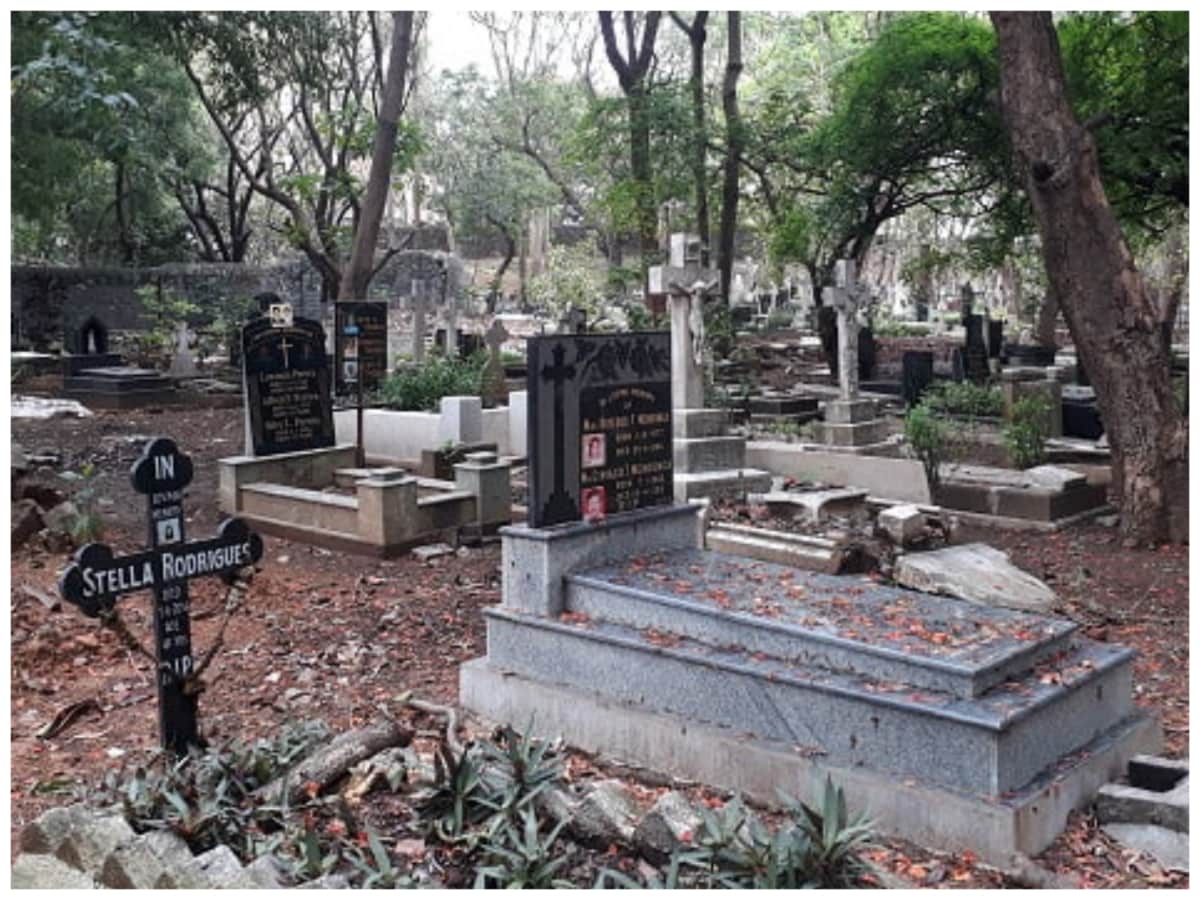 Last Rites of Priest, Christianity, Christians, Cremation of Pastor Alengaden, Indore Pastor Cremation, Cremation in Parsi, Last Prayer, Commendation of the Dying, Viaticum, Last Rites, पादरी का अंतिम संस्‍कार कैसे होता है, ईसाई धर्म में अंतिम संस्‍कार कैसे होता है, ईसाई धर्म, क्‍या ईसाई धर्म में दाह संस्‍कार जायज है, पादरी आलेंगाडन का दाह संस्‍कार क्‍यों किया गया, पारसी धर्म में अंतिम संस्‍कार कैसे होता है, Body and Blood of Christ, Eucharistic service, time of death, priest, deacon, layperson